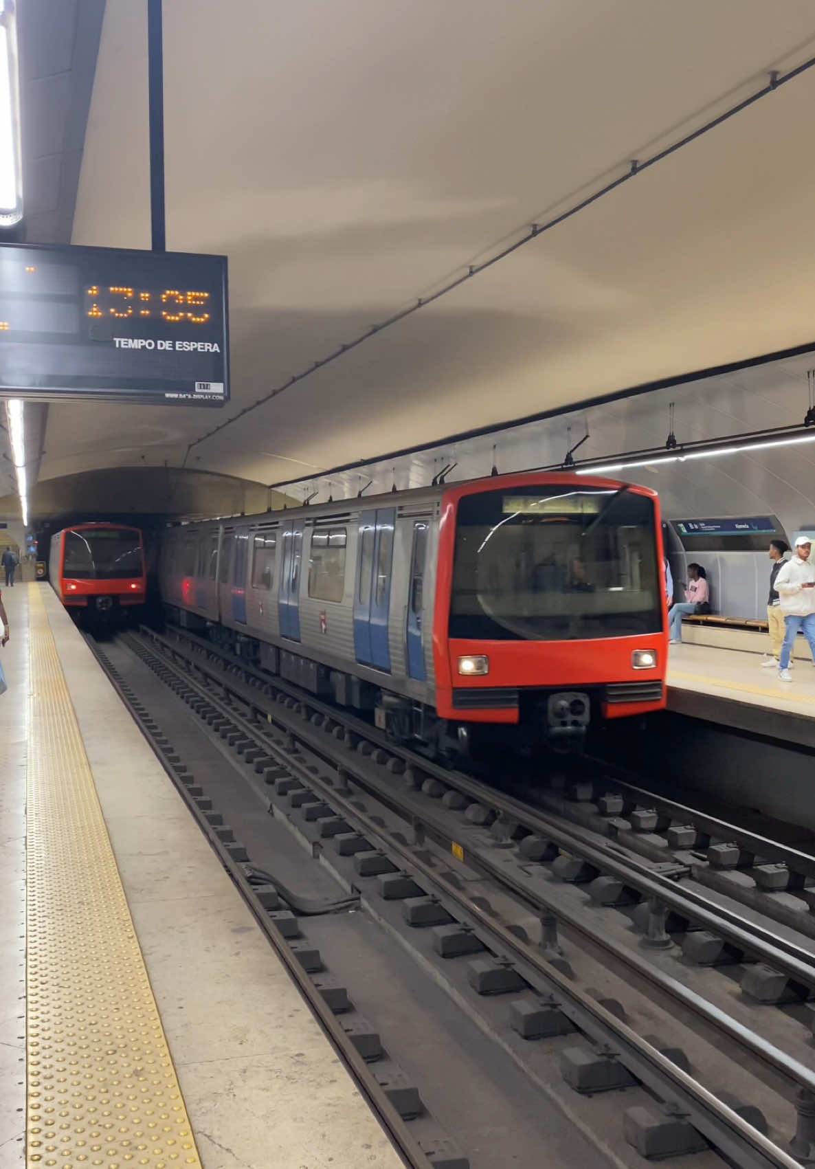 Lisbon metro trains at Alameda station 🇵🇹 . . #lisbonmetro #metrolisbon #metrolisboa #metrodelisboa #metropolitanodelisboa #lisboametro #comboios #comboiosdeportugal #train #trains #metro #subway #lisbon #lisbonportugal #lisbonlife 