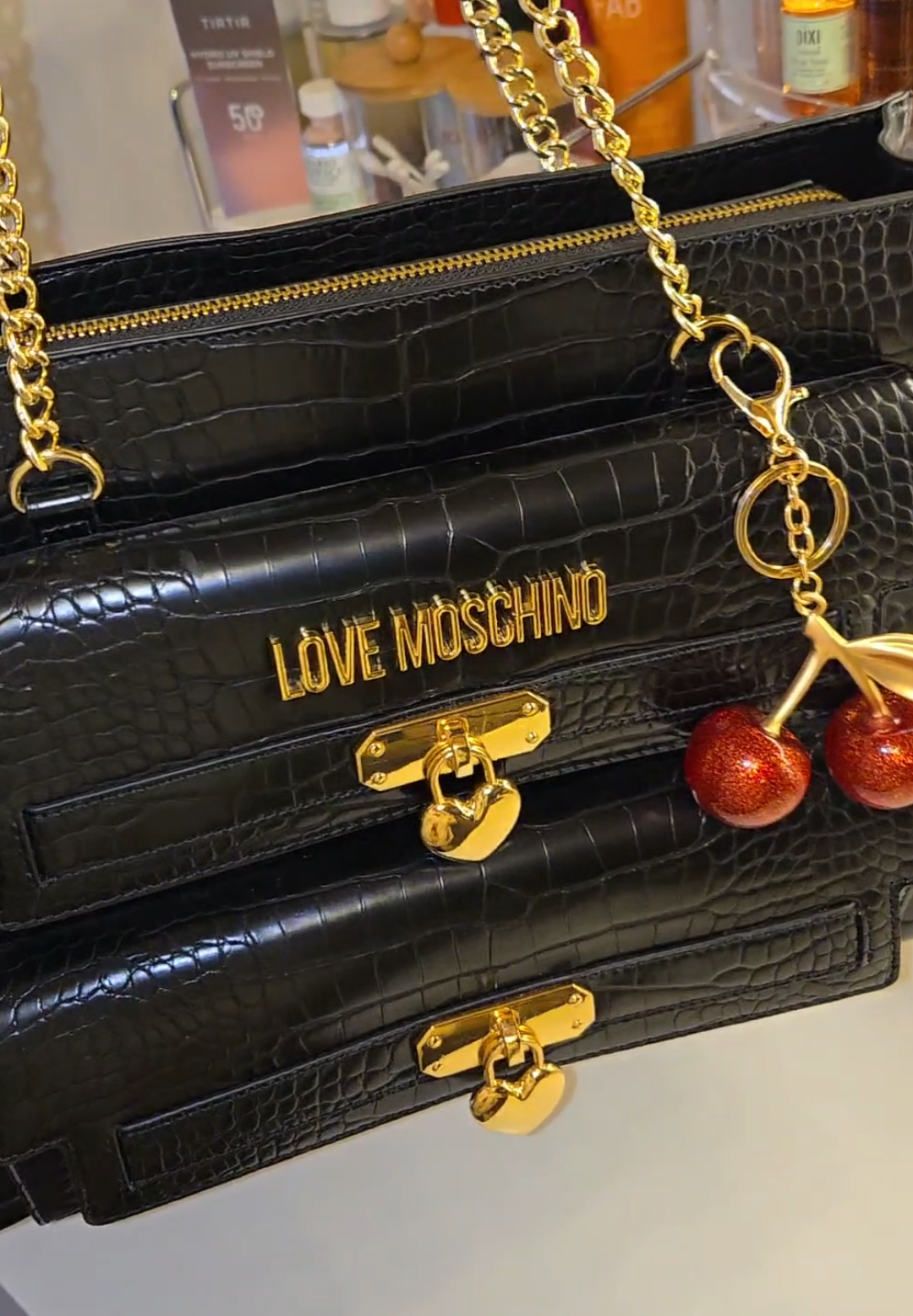 Pack a new bag with me to go visit my parents. 🫶🏻 We kind of have a bit of a red/cherries theme for this one. 🍒  @Moschino @Rare Beauty @Charlotte Tilbury @TIRTIR Inc. @essence.cosmetics @NYX Professional Makeup DE 🩷 @NYX Professional Makeup @Elizabeth Arden Official @tarte cosmetics @Rituals @Armani beauty   . . . . . #packmybag #packmybagwithme #packwithme #packmybagasmr #asmr #moschino #lovemoschino #bagasmr #whatsinmybag #whatsinmybagasmr #rarebeauty #nyx #nyxcosmetics #essence #essencecosmetics #tirtir #charlottetilbury #charlottetilburymakeup #elizabetharden #rituals #ritualscosmetics #tarte #tartecosmetics #armaniperfume #trending #viral #cherry #creatorsearchinsights 