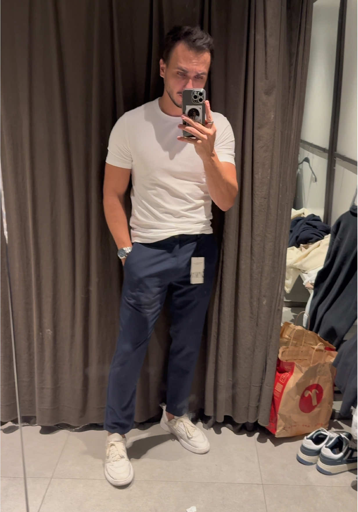 3 calças essenciais + 1 de bônus - @ZARA 🙌🏼 Essa é a primeira parte, de várias que terão, com peças essenciais para o guarda-roupa masculino escolhidas em lojas de departamento 🫡 #modamasculina #mensfashion #zara #zaraman #calçasmasculinas #calças #calçaalfaiataria #calçajeans #calçajogger #calçachino ##