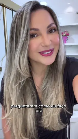 {deixa um QUERO que te envio o 🔗} Por @Bia Munstein : Quem tem fios loiros sabe que pra cada cor existe um matizador diferente! No vídeo de hoje vamos falar do matizador que eu uso pra quando meu loiro está mais alaranjado, sabe? Ou o famoso “amarelo gema de ovo” heheh (so quem já viveu isso sabe o terror 😅). Piso bem! O matizador cinza da Louromax funciona bem pra esse tipo de problema e também pra quem prefere esse tom de loiro mais frio ou mais acinzentado! Gostam do meu loiro assim ou preferem um tom mais quente? #tratamientocapilar  #matizador #louromax 