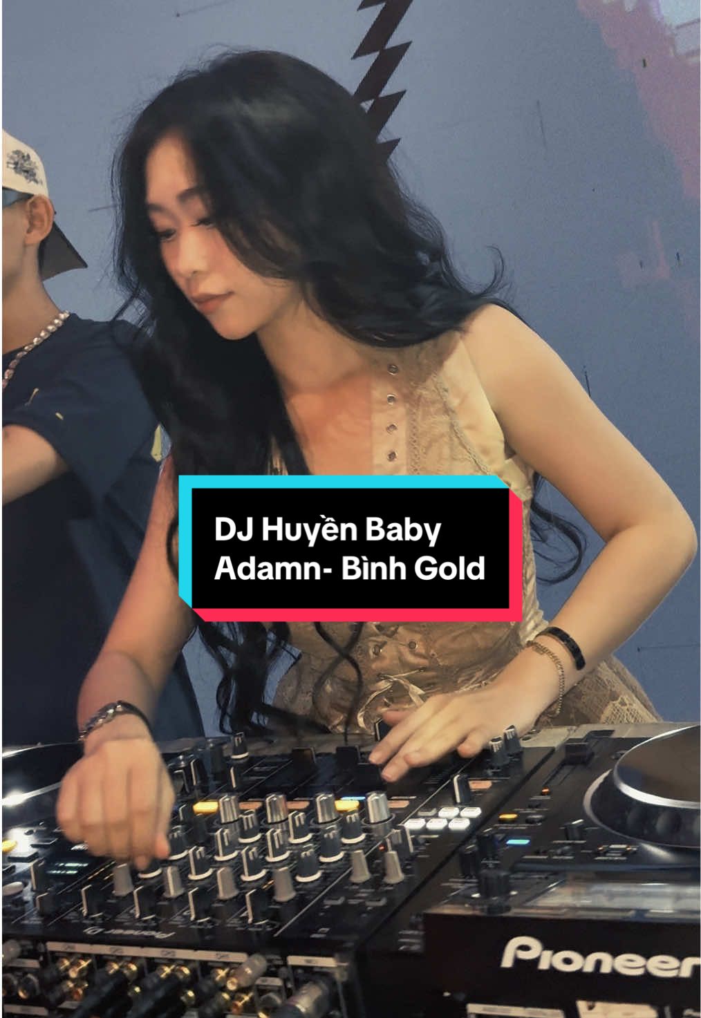 Nhạc a Bình khỏi phải bànn 🔥🔥 #CapCut #xuhuongtiktok #xuhuong #jpyシ #binhgold #carolloungedanang #bardanang #djremix 