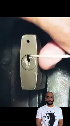 Can Hairpins Really Unlock a Padlock? Watch This!   #LifeHack  #LockPickingTrick  #HairpinHack  #CuriosityTest  #ScienceExperiment 