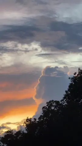 Influenciadora Registra momento impressionante no céu de Mato Grosso, Próximo a Poconé ela filmou a formação de nuvens com a imagem de Jesus, o vídeo vem gerando repercussão nas suas redes.