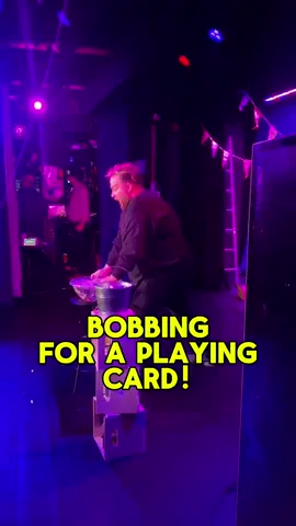 🤯 BOBBING FOR A PLAYING CARD… #magictrick #magician #magic #trick #standup #comedyclub #comedy #prank #themagiccastle #carnivalgames #circus #bobbing #apple 