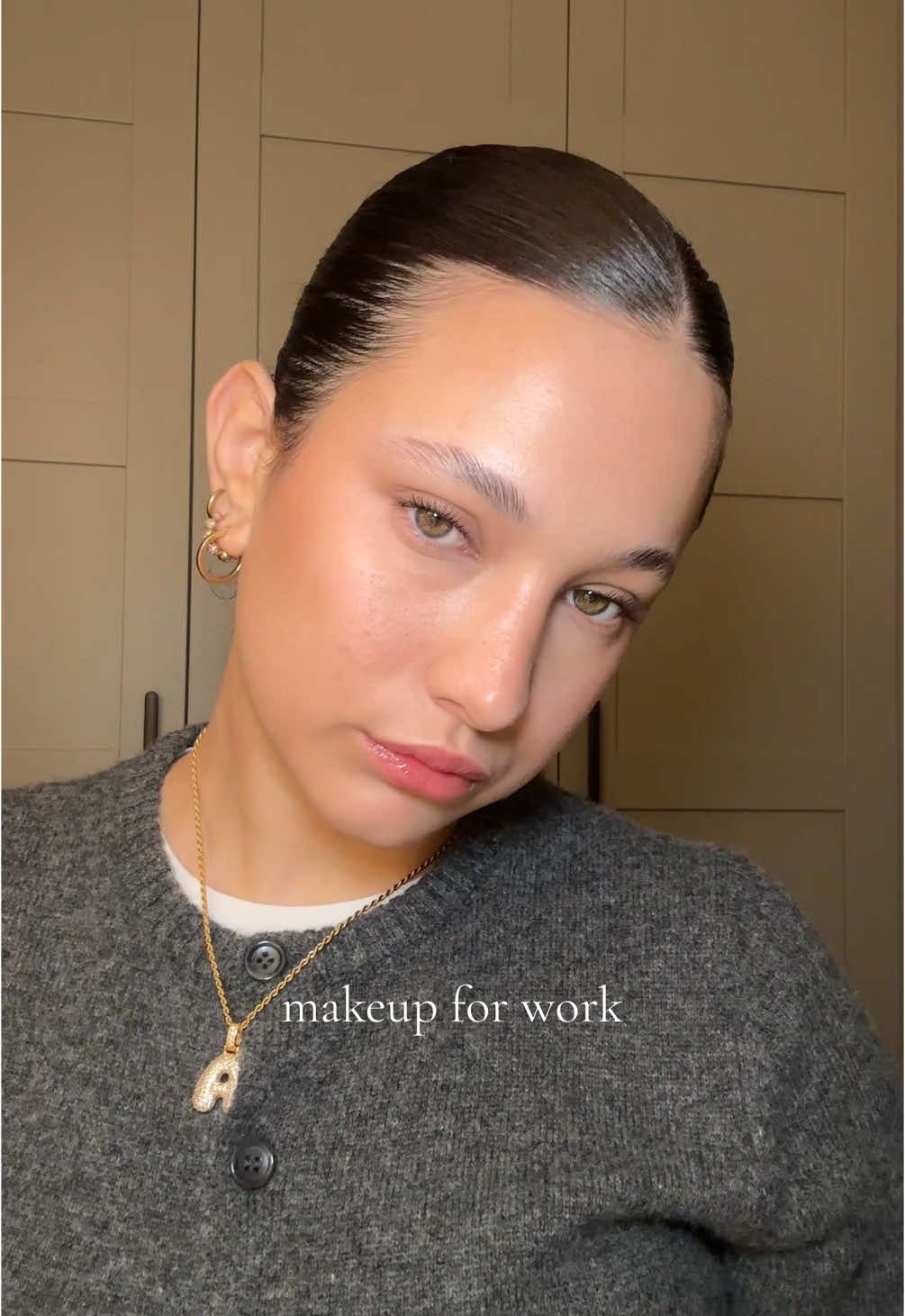clean girl makeup🤍🫧🧴 #makeup #grwm #getreadywithme #grwmmakeup #grwmroutine #cleangirlmakeup #workmakeup #makeupforwork #cleanlook #MakeupRoutine #glowyskin #minimalmakeup #BeautyTok #morningroutine #simplemakeup #everydaymakeup #makeupinspo #naturalmakeuplook 