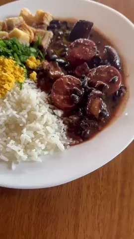 Todo sábado e domingo tem feijoada à vontade no 767 Bistrô 🤤#almoco#feijoada#toresmo#couve#arroz 