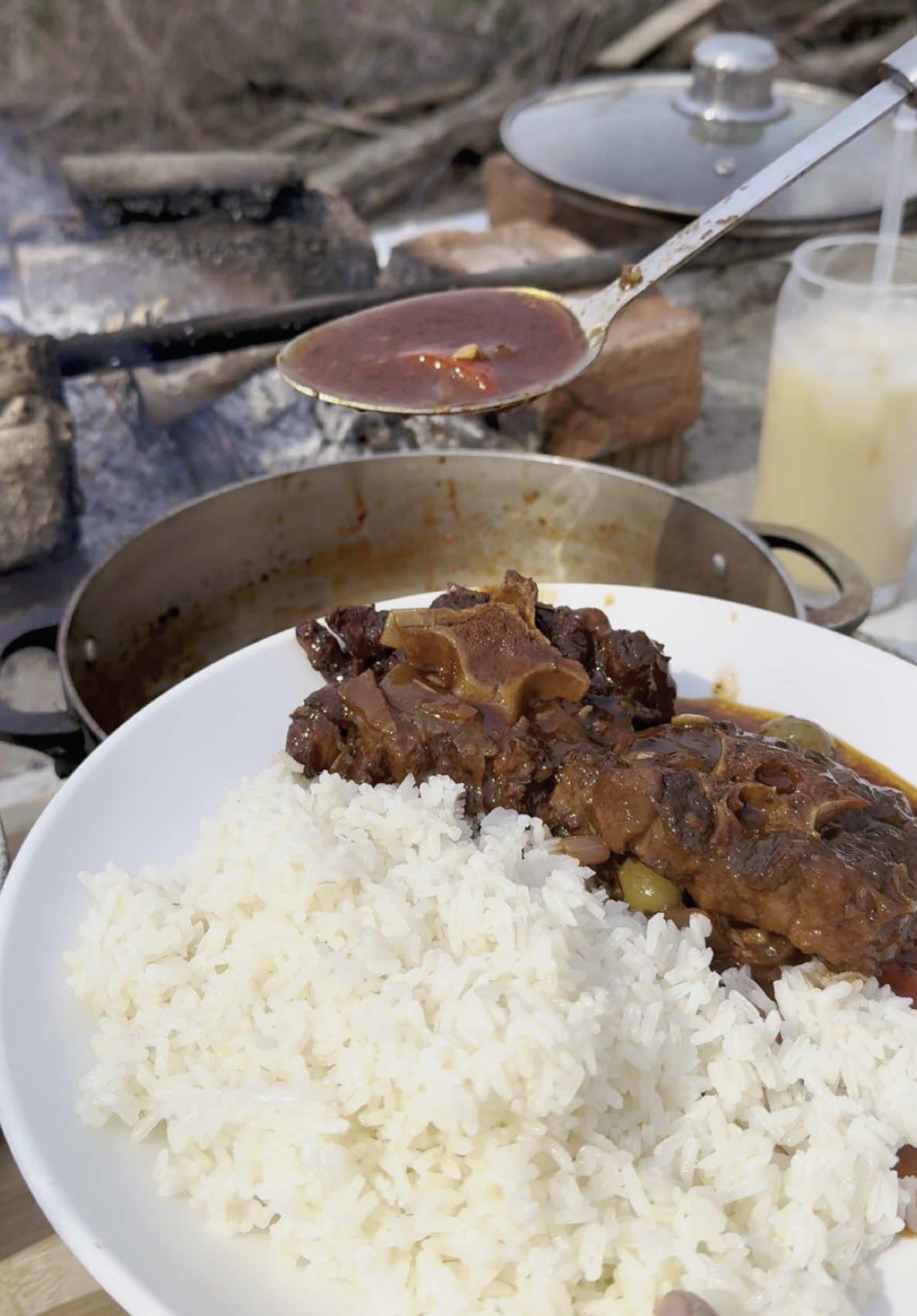 Rabo de vaca y jugo morisoñando.           #rabodevaca #morisoñando #jugos #flordejamaica #recetas #fogon #republicadominicana🇩🇴 #campo #usa #dominicanfood #Recuerdos #foodtiktok #chicken #