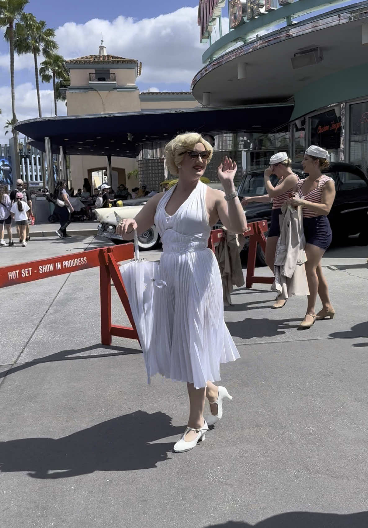 Marilyn and the Diamond Bellas #marilynmonroe #universalstudiosflorida #themepark #universalorlando