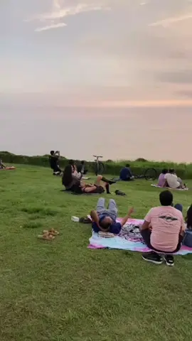 Respira. Mira el cielo. Eres libre, y el mundo te espera.🤗 #atardeceres🌅 #airelibre #tranquilidadmental #atardeceresperfectos #atardecermagico #cielomagico #respirar #costaverde 