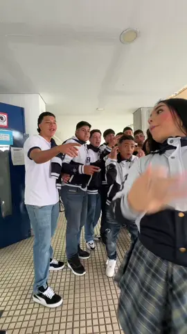 Disfrutamos tanto cada sesión que los estudiantes y maestros se unen para vivir un gran día y un recuerdo para toda la vida 🥰❤️ #graduation #prom #grados #togas 