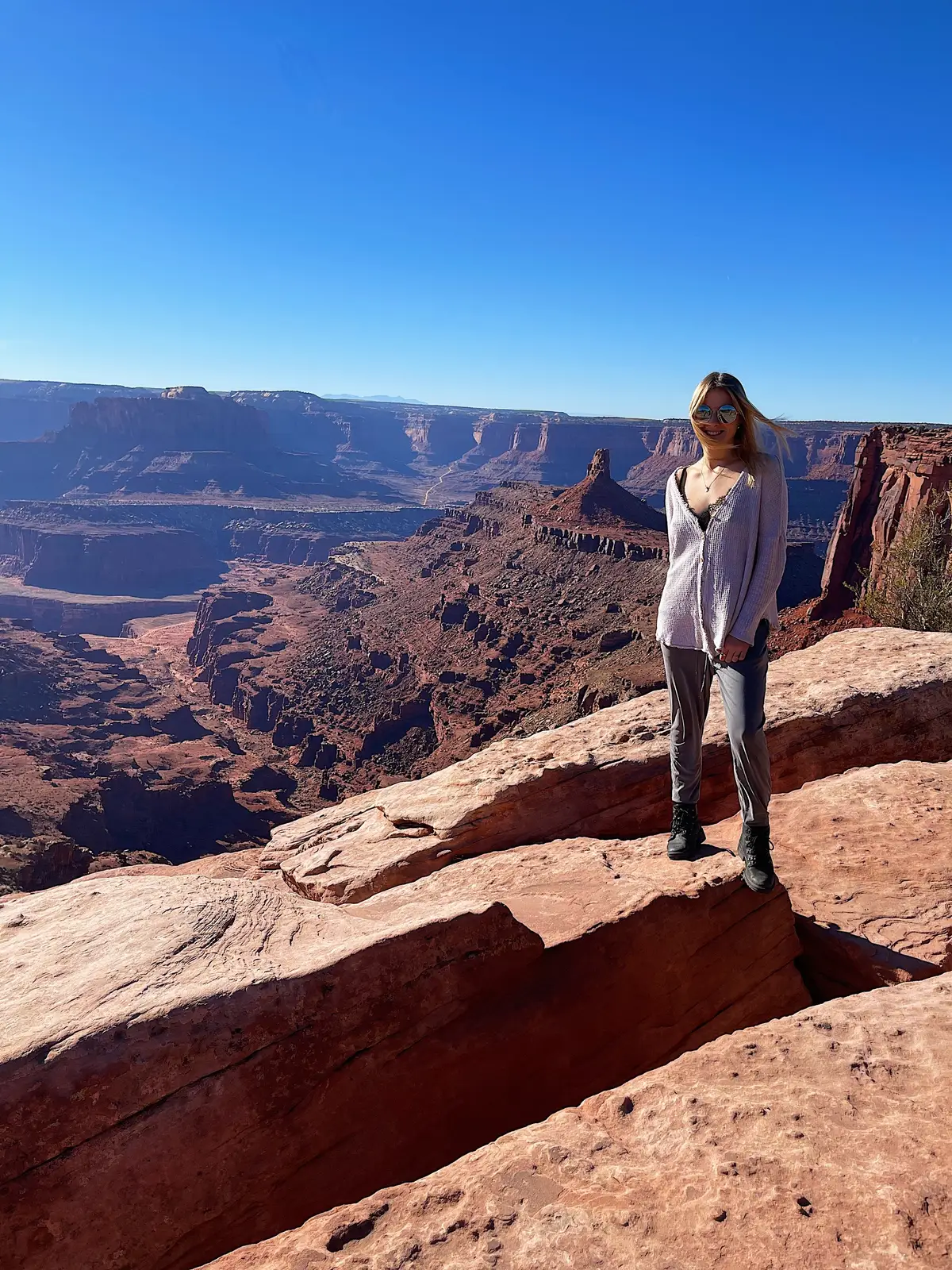 This is in Moab national park and it is just beautiful!!  🌅 Scenic highlights: this specific part was dead horse state park and they say that you can see the shape of the horse carved into the mountain.  #moab #moabutah #exploring #nationalpark #deadhorsepoint #saveourparks #desert #vortex #crystals #fypage #simba