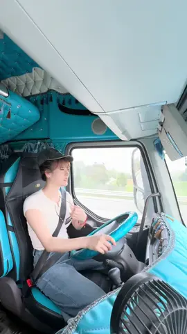 Trời nắng nóng anh đừng bực tức với em nhé !