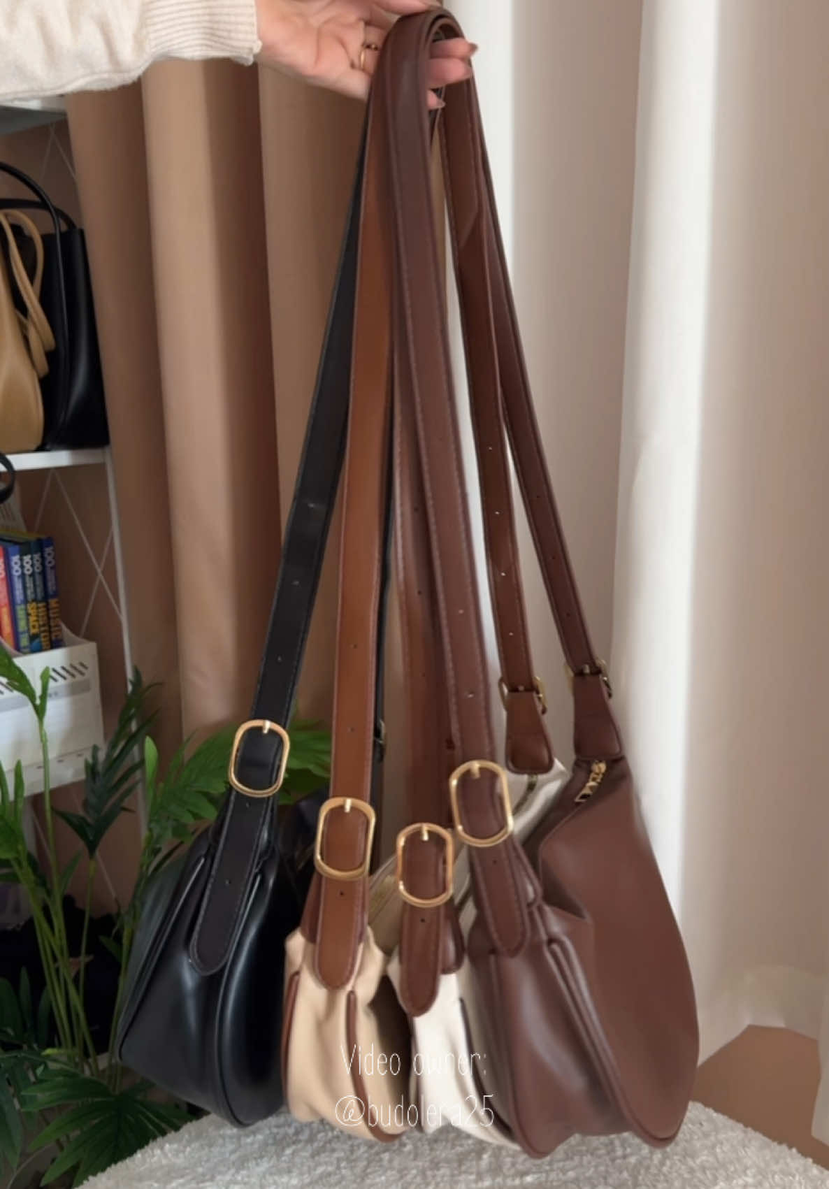 Get yours now! #bag #bagrecommendation #bagrecommendations #slingbag #dumplingbag #slingbags #leatherdumplingbag #leatherslingbag #mostviralvideo #blowthisup #slingbagrecomendation 