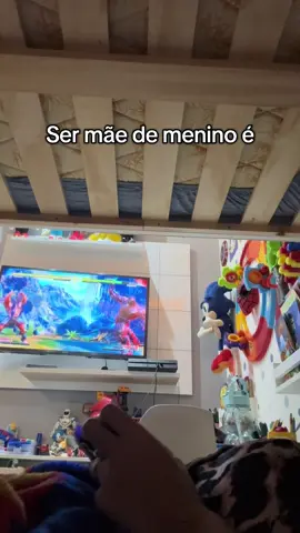 Quando a mãe tem que assumir o controle do vídeo game, não existe técnica, não existe compaixão. Eu saio apertando em tudo e ainda ganho 🤣 #maternidade