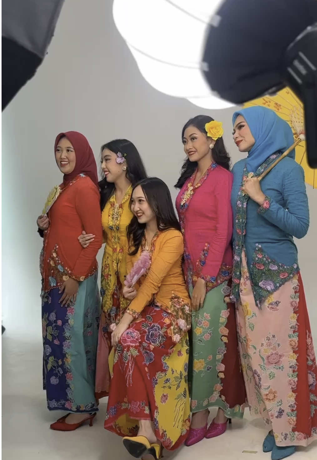embracing kartini day🌺🌞 #kebaya #kebayaencim #abnon
