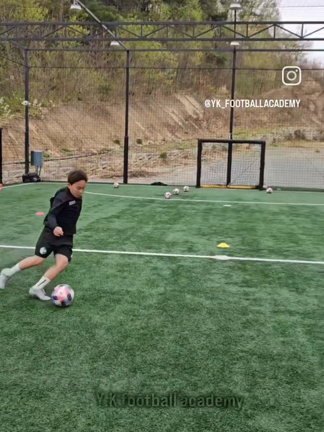 ⚽️와이케이풋볼아카데미⚽️ 기본의 기본은 충실하게 하지만, 정답을 정하고 시작하는게 아닌  자유롭게 창의적인 본인의 퍼포먼스를 표현하게 The basics of the basics are faithfully. However, creativity of expression is freely. Maximize your own performance. Differentiate between basics and creativity#lesson #coach #football #korea 