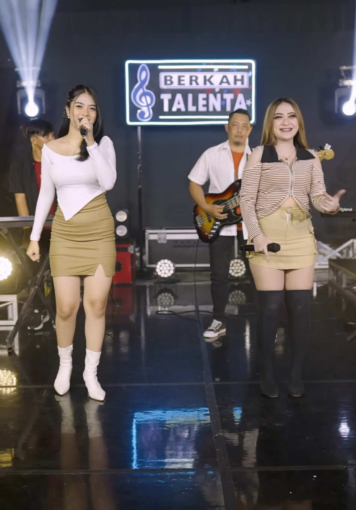 Esek Esekk hyokkk, persiapan hari ini di Berkah Talenta #shintaarsinta #diandraayu #sukasuka #yangpentinghappy #fyp #berkahtalenta @Shinta_arsintaa @diandraayu @dangdut story @KBL_RMX @🇮🇩 🄳🄼🄸97 