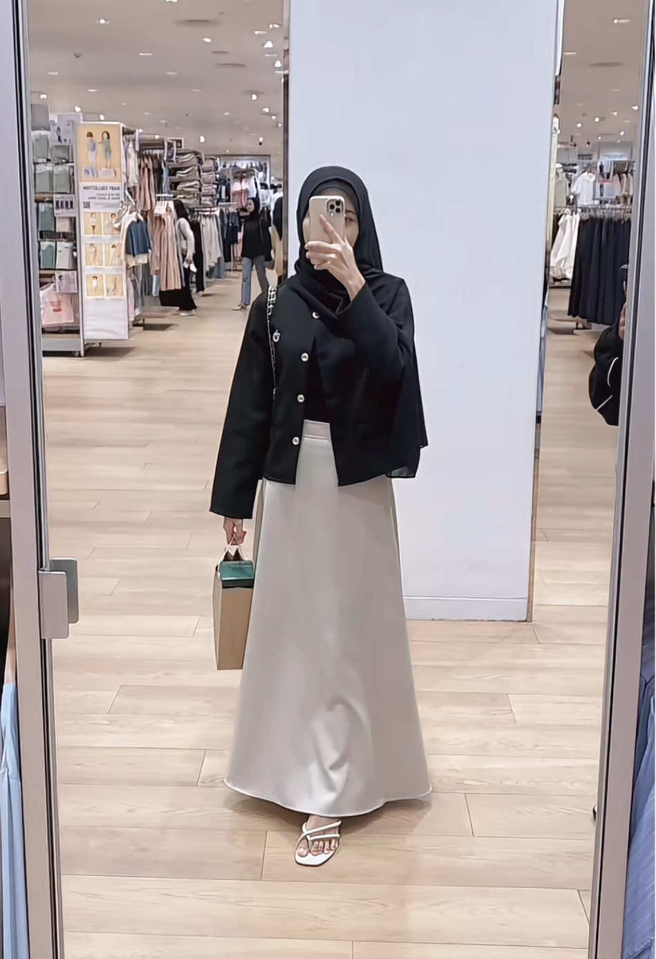 best buy di tahun ini, rok cantik yang bisa di styling sama baju apa aja nihguys 😻 buruan co di keranjang kuning aku yaaa 💗 #fujiskirt #severlifujiskirt #rok #rokpolos #ootdcasual #formaldaily #ootdhijab #wibgajian #fashion #fashiontrend #midiskirt #maxiskirt 
