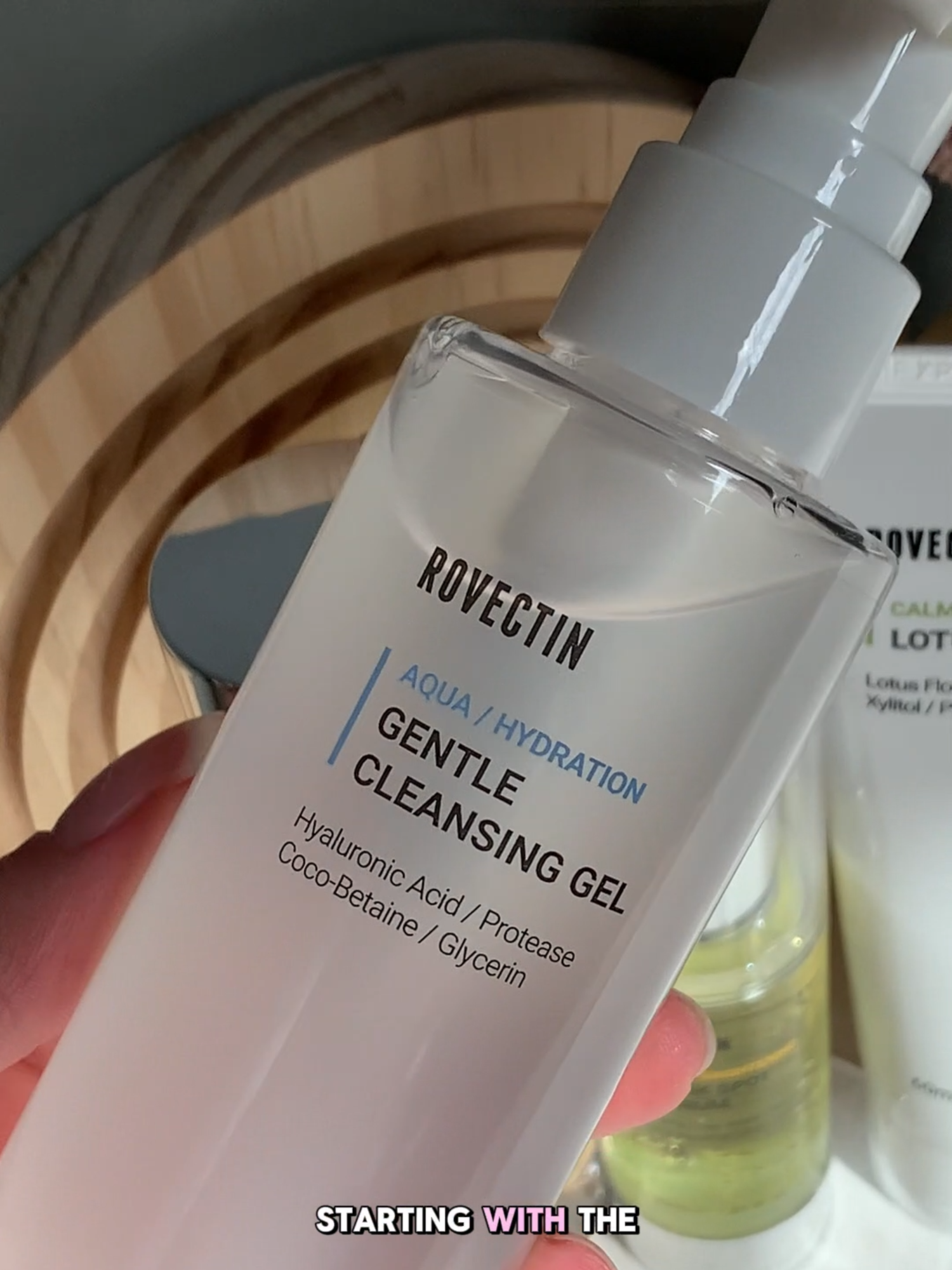 This lineup from @rovectin_official really said “hydration, calm skin, and glow” ✨ Here’s what I tried: 💦 Aqua Hydration Gentle Cleansing Gel – Low pH, super gentle, and somehow makes my skin feel clean and nourished? No tightness, just a soft, balanced finish. 💧 Aqua Hydration Hyaluronic Essence – This one surprised me! It’s thicker than your average essence (in the best way) and layered with 7 types of hyaluronic acid. Deep hydration without stickiness = obsessed. ☀️ Vita Dark Spot Serum – A lightweight brightening serum with niacinamide, vitamin tree extract, arbutin + vitamin C that helps even out my skin tone and gives that glowy finish. 🌸 Calming Sensitive Lotus Cream – 75% lotus water, soothing, moisturizing, and vegan. It’s great for when my skin is feeling dry or sensitive. 🛒 You can shop Rovectin at:   ✔️ Their official website  ✔️ Amazon USA (linked in my storefront!)  ✔️ @yesstyle – Use rewards code SMARTINIXO1 for a discount + to support me! 💚 Have you tried anything from Rovectin yet? Let me know below 👇🏼 #Rovectin #SkincareRoutine #HydratingSkincare #HyaluronicAcid #SensitiveSkinFriendly #BrighteningSerum #KBeautySkincare #VeganSkincare #CleanBeauty #YesStyleHaul #SMARTINIXO1 #SkincareReview #GlowingSkin #DarkSpotSerum #LotusCream #HydrationBoost