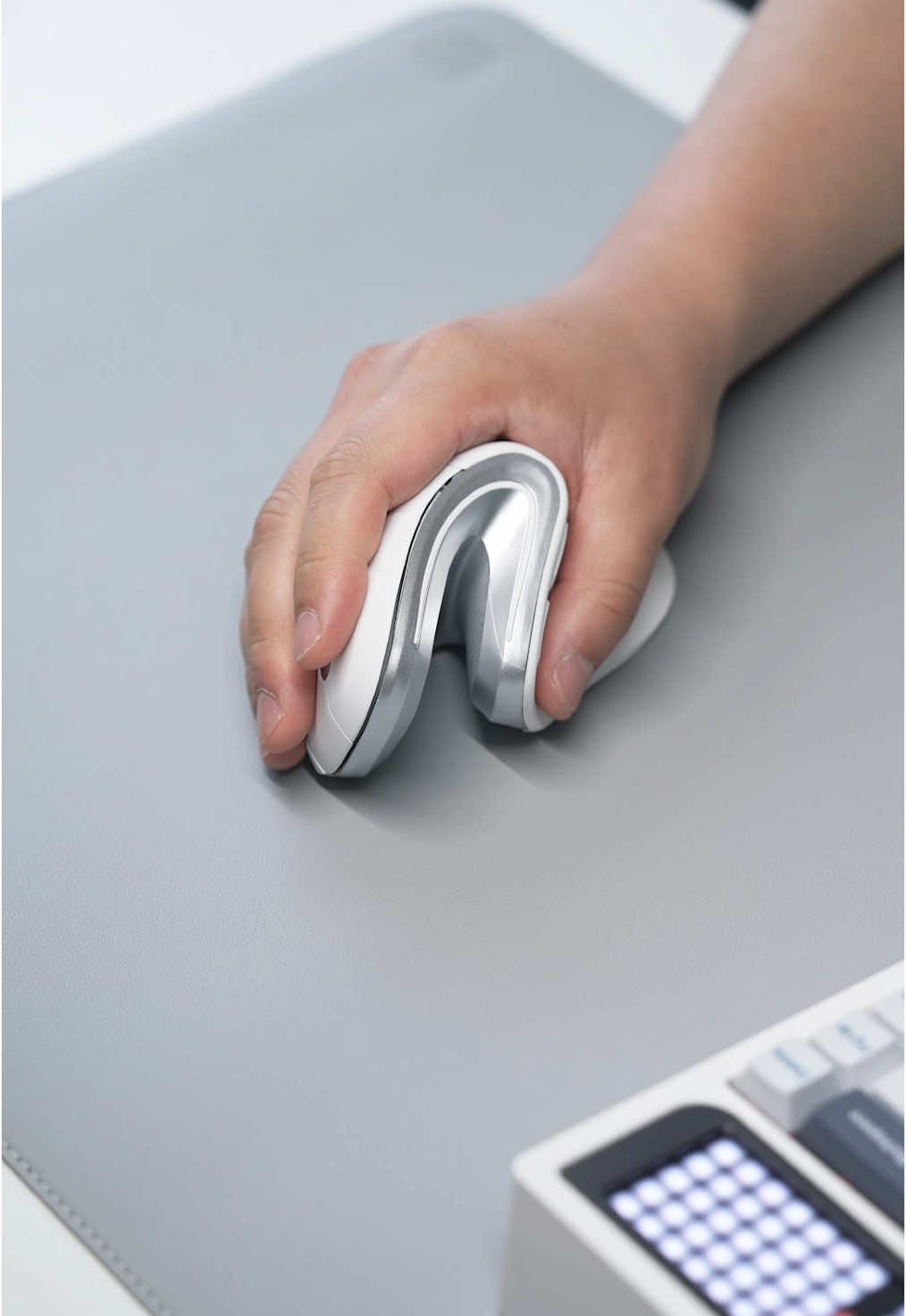 I found this ergonomically designed mouse that’s perfect for people with big hands—it’s incredibly comfortable to use! #verticalmouse #mouse #gamingmouse #verticalgamingmouse #gamingaccessories #tech