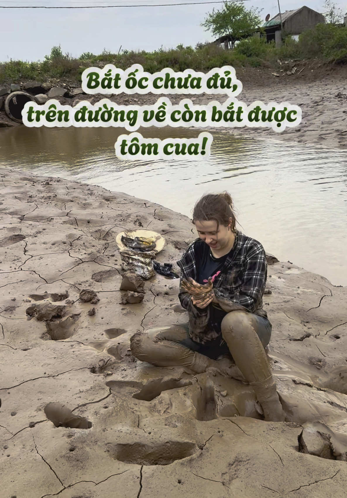 Chỉ định đi bắt ốc thôi mà… ai ngờ tắm suối xong bắt luôn tôm cua!😅#elizabethvn 