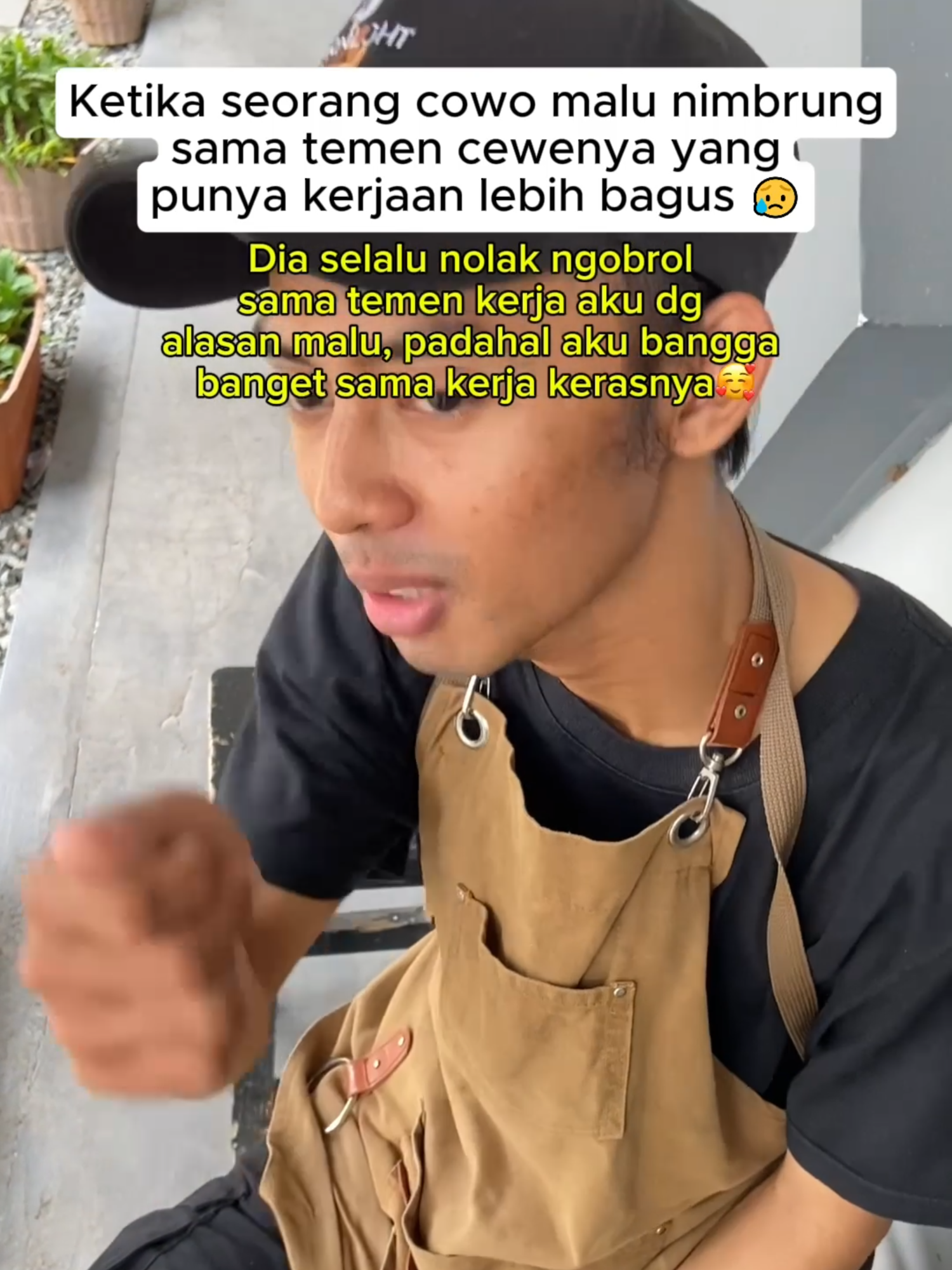 Kadang kita lupa… yang kerja keras dari pagi sampai malam, yang diam-diam berjuang biar tetap layak di samping orang yang dia sayang… Gak perlu kerja keren, yang penting dia tulus dan gak pernah nyerah. Barista biasa, tapi semangat dan hatinya luar biasa. Respect, bro ??