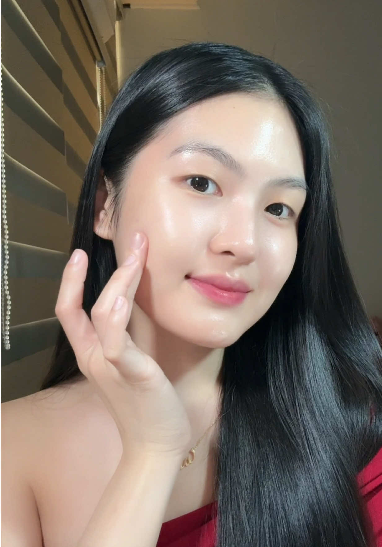 This is the glow of someone who picks the right skincare, not the wrong person haha! No wonder it’s been a favorite in every Pinay's beauty routine for years 😉 #MyraFacialMoisturizer @Myra Philippines 