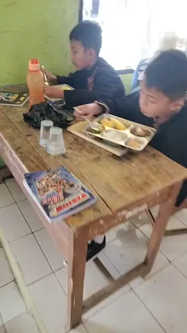 Makan Bergizi Gratis hari pertama. anak2 sangat senang, mudah2an ini terus berlanjut untuk anak2 Indonesia #MBG #makanbergizigratis #viral 