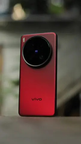 The red version of vivo X200 Ultra adopts the classic 