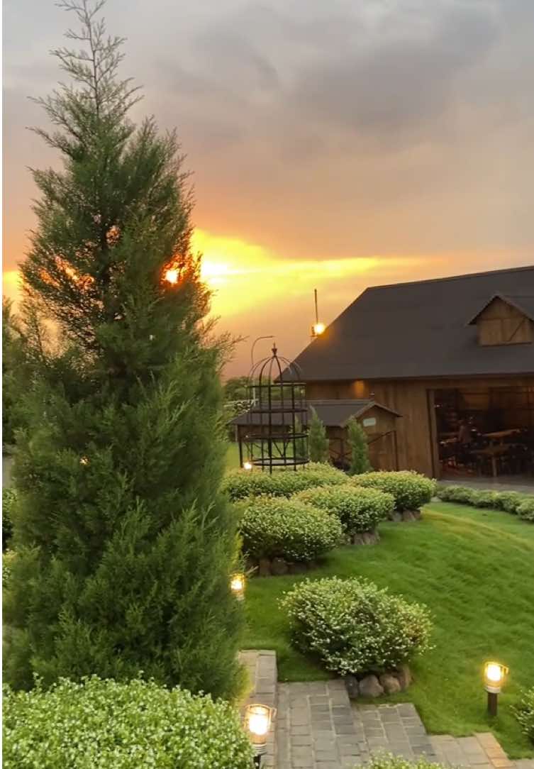 📍Amazing view-Araya Arcade Garden #araya #arayaarcadegarden #arayaarcadegardenbyrusticmarketmalang #rusticmarket #arayamalang #malang #malanghits #malngraya #view #nature #view #sunset #rustic #fyp #sky #recomendation 