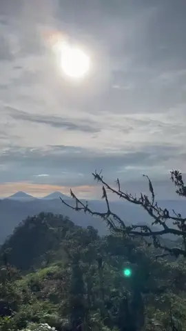 Gunung beser dengan view  Sindoro sumbing + sunrise emang ngga gagal🤗☺️#gunungbeser #beser #purbalingga #sindorosumbing #sunrise #pendakigunung #pendakiindonesia #fypシ゚ #4u #lewatberanda 