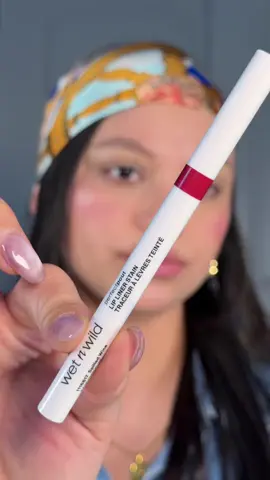 Wet n Wild lip combo 🫦 delineador tipo stain que parece marcador pigmenta al instante, no se transfiere y dura horas. y lo combino con un lip oil súper glossy que deja los labios jugosos, cómodos y brillantes sin sentirse pegajosos. Color, definición y brillo… todo en un solo dúo. ¡Me obsesiona!  @wetnwildbeauty #wetnwildbeauty #wnwbeautypartner  #LipCombo #WetnWildBeauty #LipOil #LipStain #LabiosJugosos
