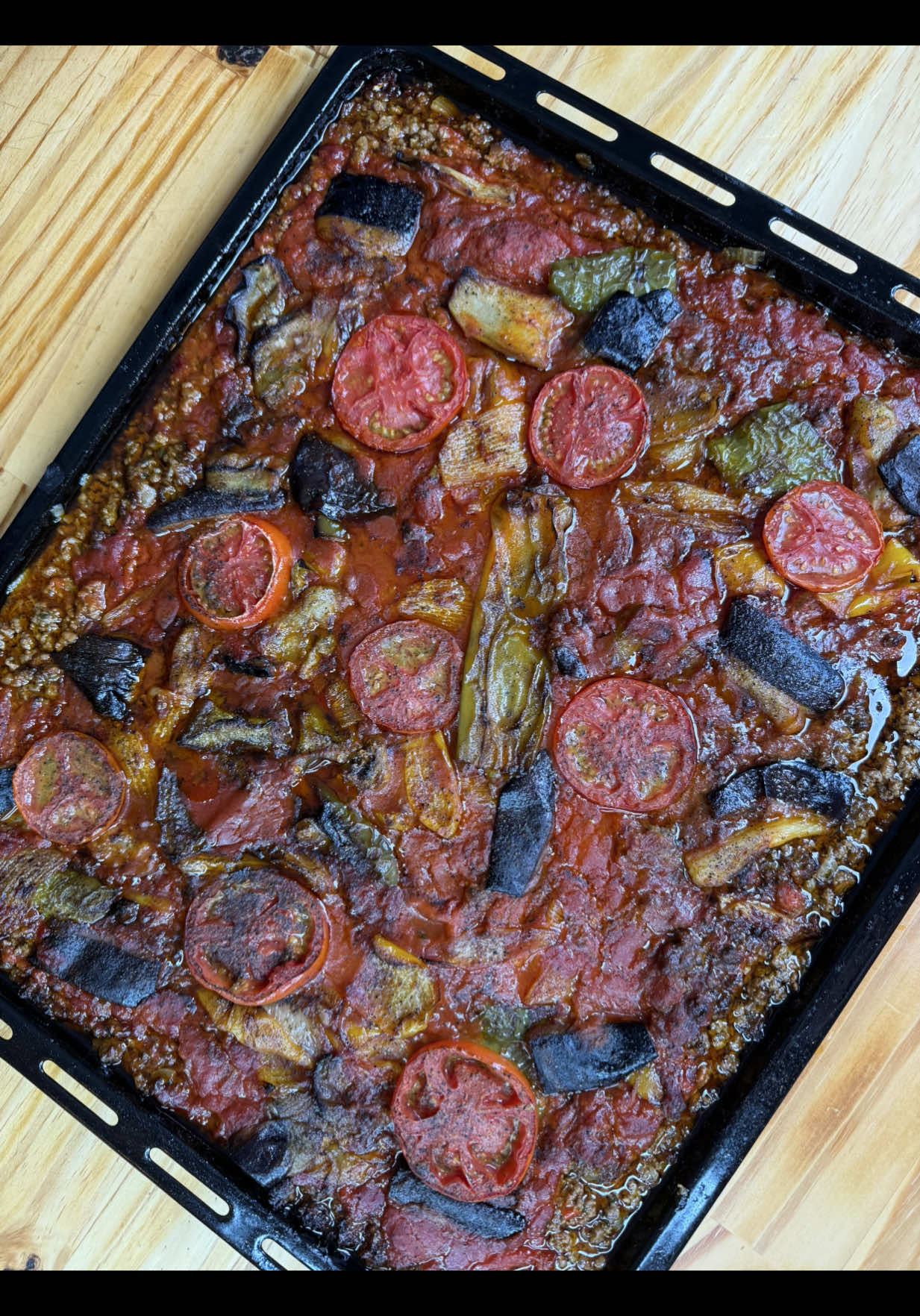 منزلة باذنجان فخمة جدا باحلى وازكى طريقة ممكنة سهلة وسريعة منزلة انور بركل #منزلة  #باذنجان  #وصفات  المكونات والمقاديير:: 2 باذنجان 9 بندورة 1 كيلة لحم عجل مدهنة/مع لية 2 فليفلة ملونة 1 فلفل حار 2 بصل  1 لتر صلصلة بندورة سائلة جاهزة 1 ملعقة بابريكا صغيرة 1 ملعقة فلفل اسود صغيرة ملح ملعقة كبيرة صحة والف عافية