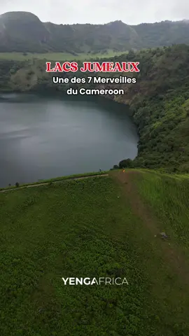 Cette beauté indescriptible est certainement une des 7 merveilles du Cameroon.  Pour l’atteindre, il vaut soit gravir plus de 2,400m d’altitude à pied ou en parti à cheval - Possible de sy rendre en voiture ou en Moto à partir de Melong.  Avez-vous déjà visité?  #yengafrica #LacsJumeaux #Manengouba #VisitCameroon #ThingsToDoInCameroon #cameroontourism 