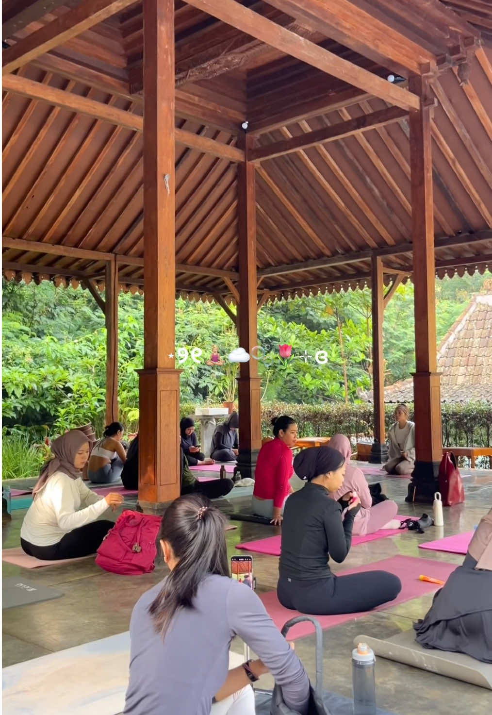 in my #yogagirl era 🫧💅🏻🧘🏼‍♀️