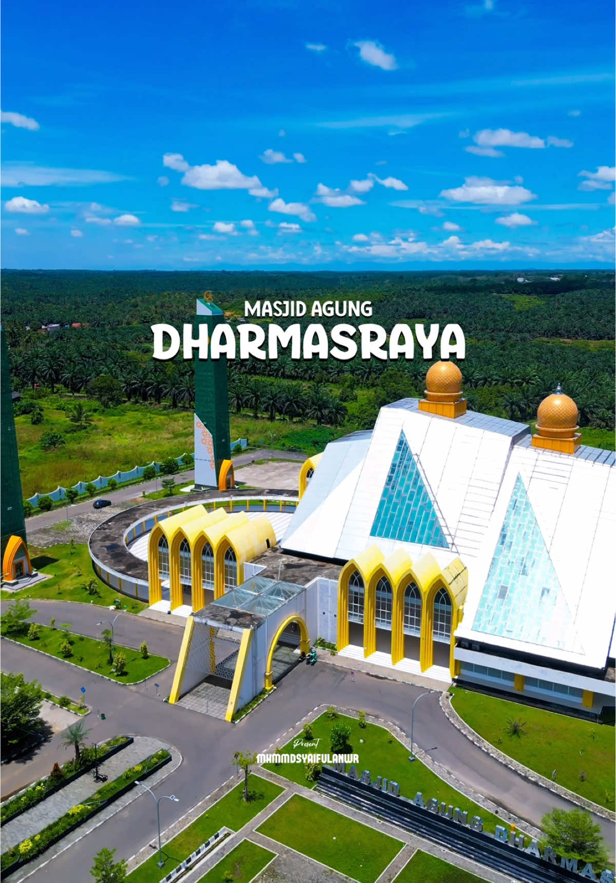 VIEW MASJID AGUNG DHARMASRAYA Masjid Agung Dharmasraya merupakan masjid terbesar di Kabupaten Dharmasraya. Masjid ini  mulai dibangun dari tahun 2018 dan diresmikan pada tahun 2023. Masjid Agung Dharmasraya berlokasi di Gunung Medan, Kecamatan Sitiung, Kabupaten Dharmasraya, Sumatra Barat. Peresmian dilakukan oleh Menteri Pekerjaan Umum dan Perumahan Rakyat (PUPR) RI, Basuki Hadimuljono yang diberi mandat langsung oleh Presiden Joko Widodo, karena pada saat itu beliau berhalangan hadir. Di hari peresmian, tentunya Bupati Dharmasraya, Sutan Riska Tuanku Kerajaan turut hadir di lokasi. Dibangun di lahan seluas 6,26 hektare yang awalnya merupakan hibah dari Kementerian Pertanian RI dengan luas bangunan kedua lantainya 8.700 M2 dapat menampung jamaah lebih kurang 8.000 orang. Masjid Agung Dharmasraya memiliki empat kubah. Jumlah itu melambangkan filosofi adat Minangkabau, yaitu 'Tau Jo Nan Ampek'. Tidak hanya itu, adanya empat tiang dan empat menara melambangkan kemelekan masyarakat Dharmasraya pada agama, adat, teknologi, dan ilmu pengetahuan; juga melambangkan kitab yang diturunkan Allah kepada para nabi-nabi ada empat, yaitu Injil, Zabur, Taurat, dan Al-Qur'an. #dharmasraya #dharmasrayatiktok #dharmasrayasumbar #dharmasrayaviral #minang #minangtiktok #minangviraltiktok #minangkabau #minangpride #minangfyp #minangrancak #minangstory #minangkanindonesia #minangkabausumbar #minanghits #minangpride🔥 #sumaterabarat #sumbar #sumbartiktok #sumbarrancak #sumbarfyp #sumbarviral #fyp #fypp #fyppp #fypgakni #fypviralシ #fypsounds #fypageシ #fypviralシviral #fypviral #dji #djimini3pro #masjidagung 