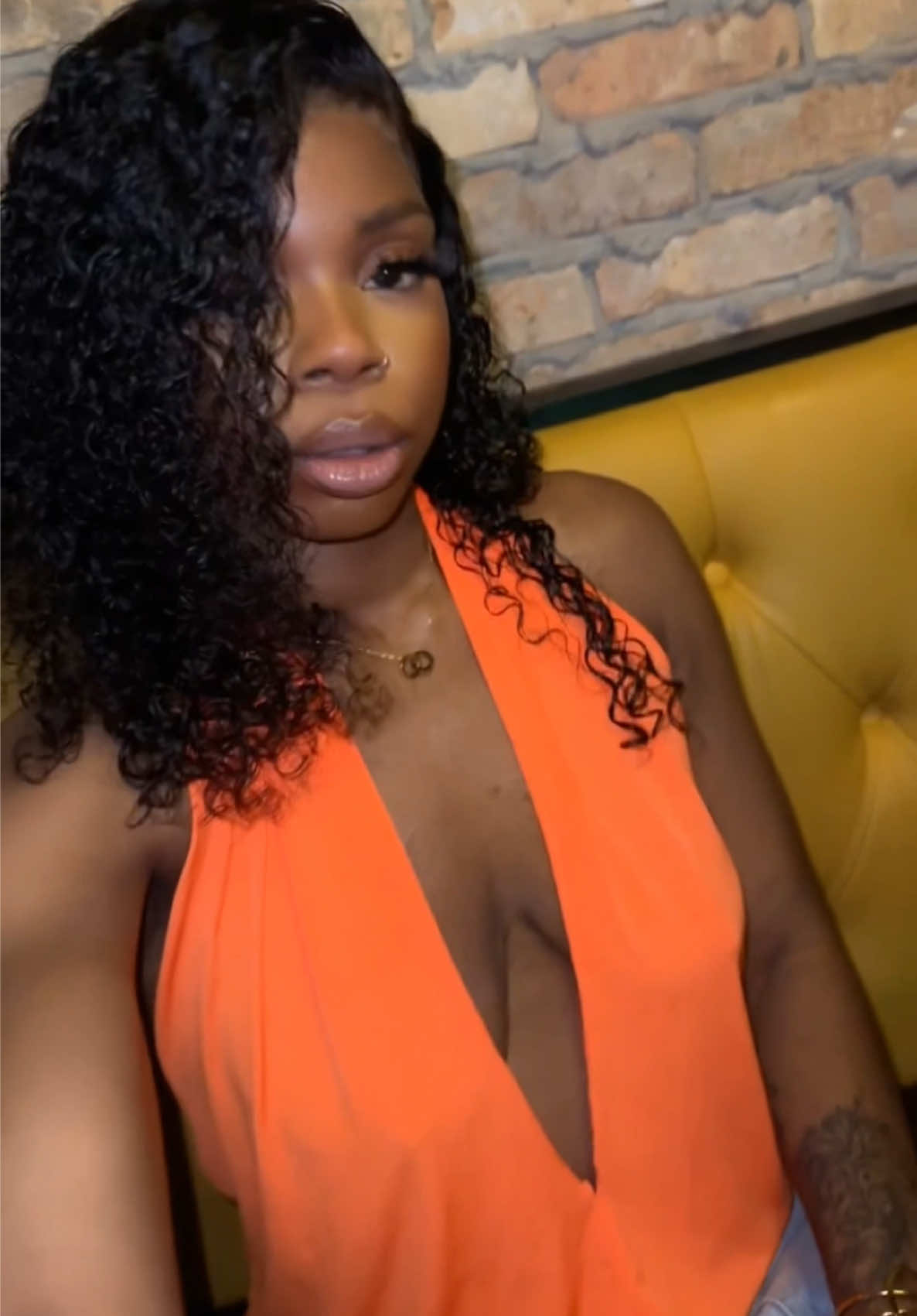 L’orange sur la peau noir😍 #chefkiss #fyp #pourtoii #onva #devinelapersonne #wetlook #hairstylesforblackgirls #otd 