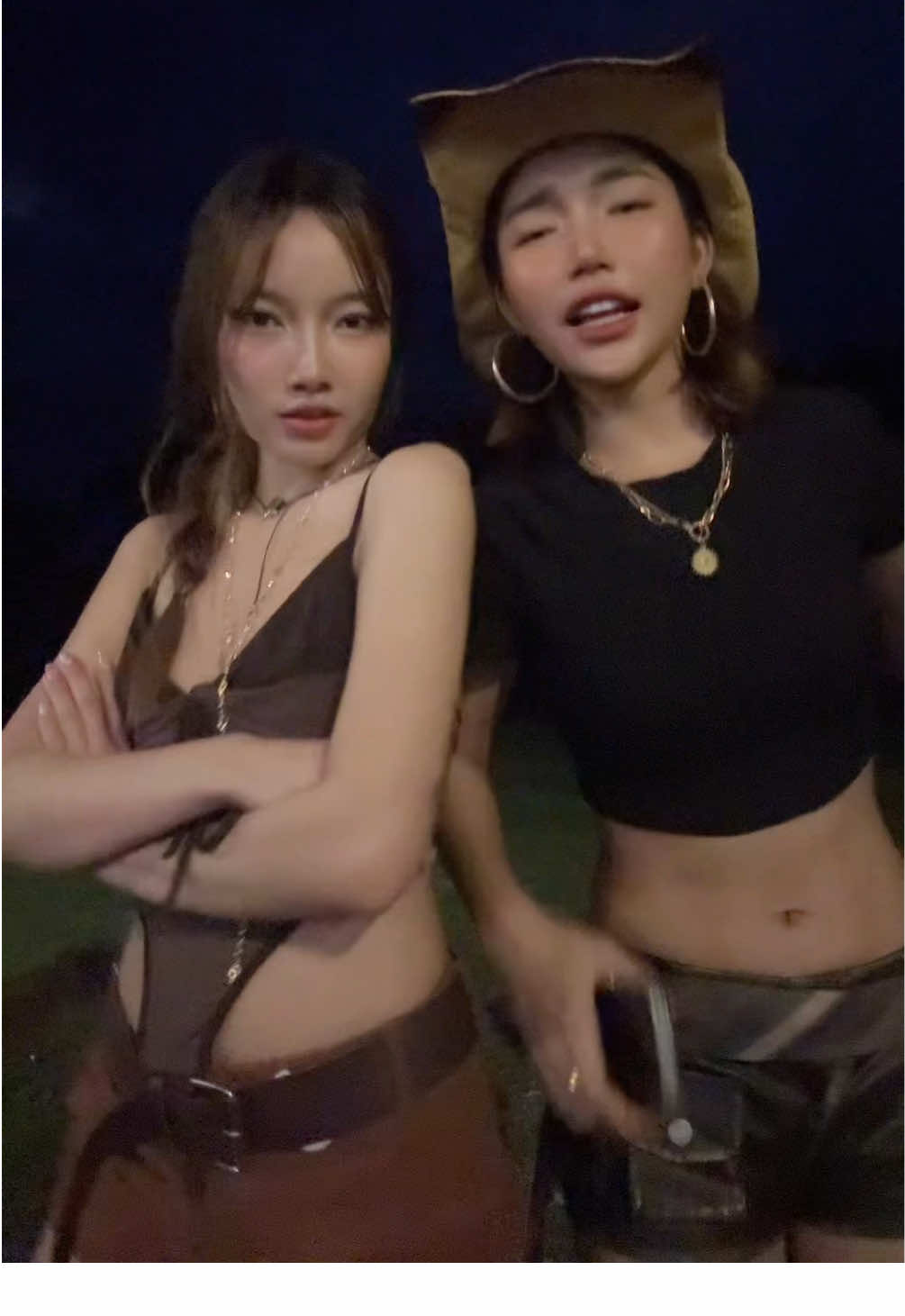 ลุ้นอยู่ว่าฟ้าจะผ่าไหม 🤣@Thinlamphone #เทรนด์วันนี้ #แต่งตัว #เที่ยวไปเรื่อย #วังเวียง 