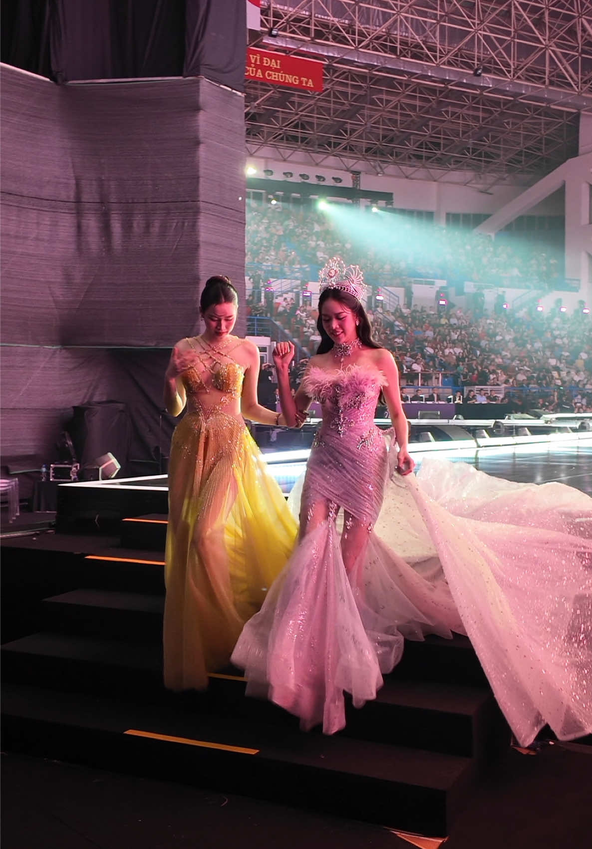 2 chánh cung sau khi có màn trình diễn mãn nhãn nhan sắc lui ra hậu trường chúc Top 41 HHVN 2024 thi tốt #chungkhaohoahauvietnam2024 #hoangthanhmedia #hhvn2024 #hhvn #tienphong 