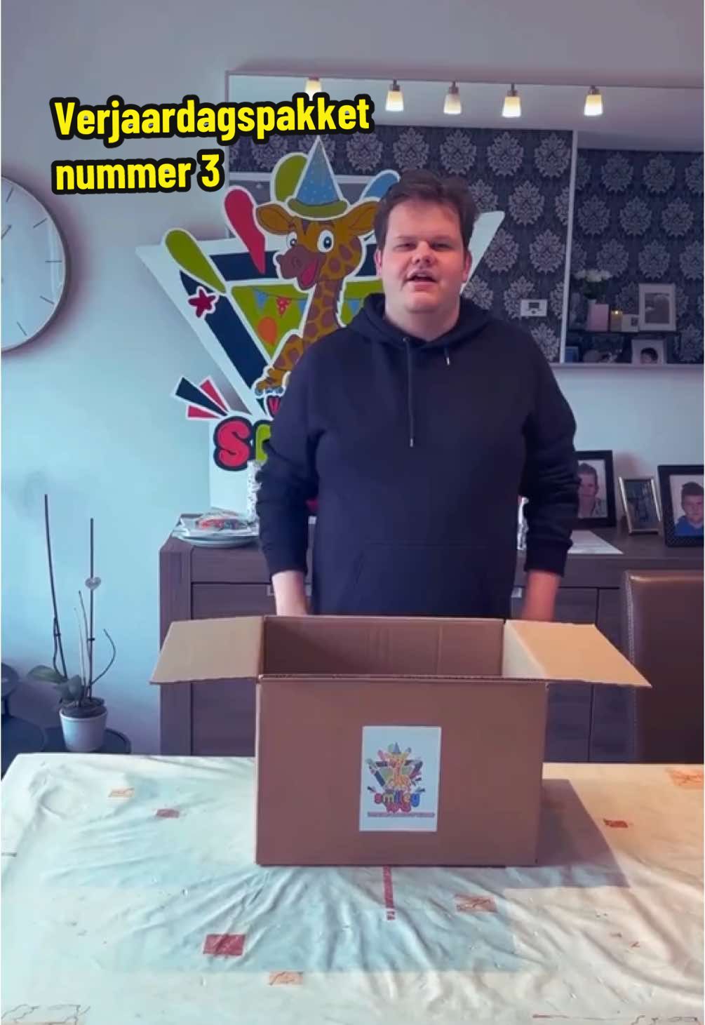 🎁 Verjaardagspakket nummer 3 – met een extra vleugje zorg 🎈 Vandaag zijn we met veel liefde het derde verjaardagspakket van dit jaar aan het inpakken.  🥳 Elk pakket is uniek, maar dit bevat een bijzonder stukje zorg. Bij VZW Smiley Toys dragen we niet alleen zorg voor het speelgoed, maar ook voor de kinderen zelf. Daarom vragen we bij elke aanvraag — via het OCMW — of we rekening moeten houden met de privacy van het kind. In dit geval werd ervoor gekozen om géén naam, leeftijd of geslacht te vermelden. 🙏 En dat is helemaal oké. Want respect en discretie zijn voor ons net zo belangrijk als het verjaardagspakket zelf. Kinderarmoede is helaas nog vaak omgeven door schaamte en taboe. Wij willen die drempel verlagen, en gezinnen het gevoel geven dat ze in alle vertrouwen bij ons een aanvraag kunnen doen. Toch delen we graag een blik op wat we in dit pakket gestopt hebben — want elke verjaardag verdient een moment van vreugde, kleur en warmte. 🎂🎨🎉 💛 Dankzij jullie steun kunnen we deze verjaardagspakketten blijven geven. Wil jij ook mee glimlachen schenken? 👉 Doneer via de link in bio of via bit.ly/vzw-smileytoys-donatieformulier #fyp #kinderarmoede #armoedemoetstoppen #showsupport #verjaardagspakketten #tovereenglimlach