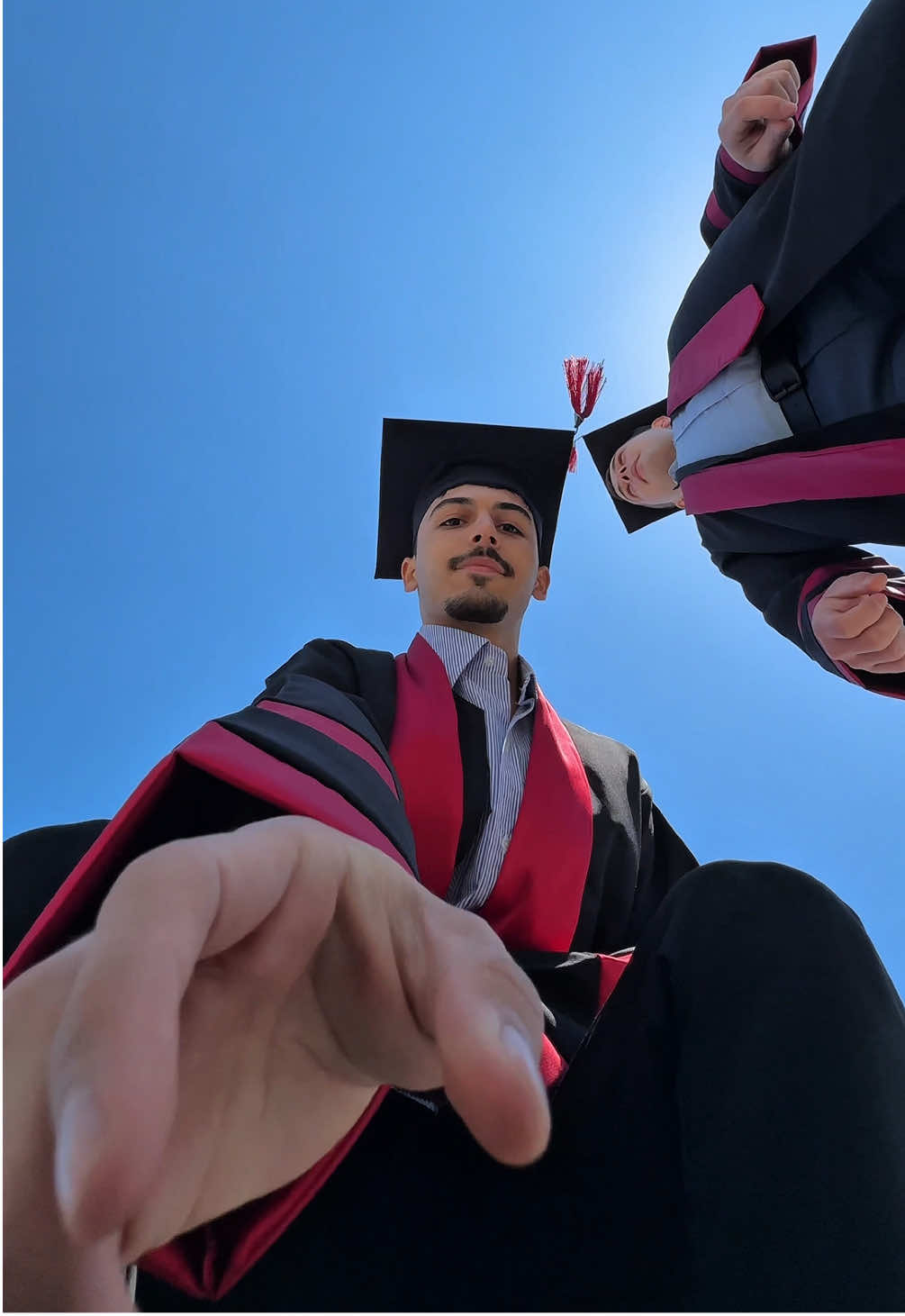 Birlikdə bu trendi çəkmək istədiyin qrup yoldaşına göndər🎓😎 Geyimlər: @mezun.dunyasi  #mezun #mezungeyimleri #fotoqraf #graduation 