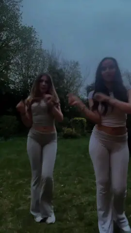 Twin #dancers #matchingset #relatable #fyp #audios#brunnette 