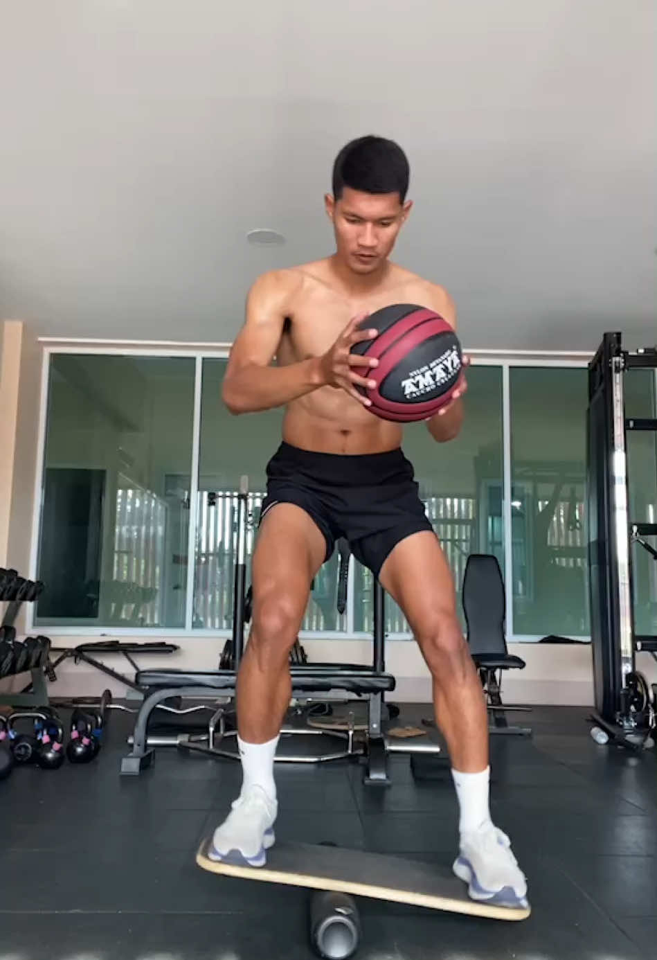 ยืนตั้งแต่เมื่อวานแล้วยังไม่ลงเลย😂 #น้องเสื้อม่วงมาทำไม #football #yim #fitnes #balance 