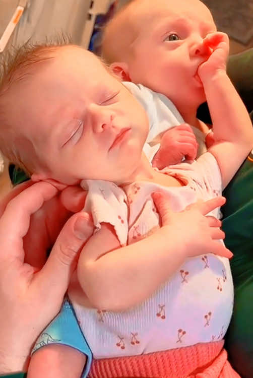 Funny twins babies 🥰🥰🥰#funny #fyp #❤️❤️❤️ #kidsoftiktok #tiktok #viral #sofunny #baby #laugh #cute 