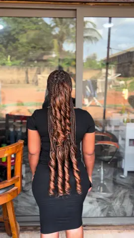 Spiral braids🥰.  #frenchcurlbraids #spiralbraids #kumasibraidsshop #kumasibraider #braiderinkumasi #knotless 