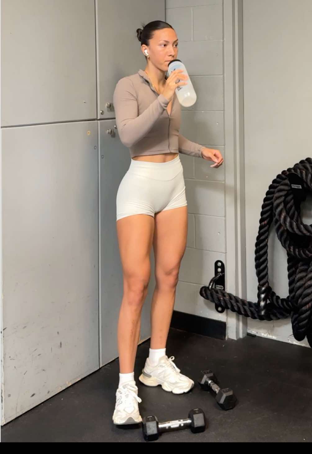 Replying to @shellydanae join 🖇️ in bï0! you don’t need fancy equipment, you just need dumbbells and a couch/chair/bench! ##tonedarmsworkout##dumbbellonlyworkouts##tonedarms##athomeworkouts##homeworkoutsforwomen##dumbbellworkoutathome