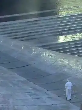 Vocês lembram quando o papa Francisco rezou sozinho na Praça de São Pedro durante a pandemia por nós? Para mim, essa é uma das grandes imagens da história da humanidade.           #papafrancisco #papa #lgbt🌈 