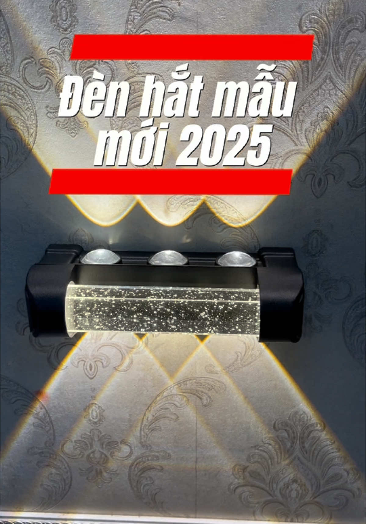 Đèn hắt tường xu hướng năm 2025, kết hợp tinh tế giữa khả năng chiếu sáng hắt 2 đầu và thanh pha lê ở chính giữa tạo điểm nhấn. Ứng dụng được cả  không gian trong nhà và ngoài trời. Ấn tay vào giỏ hàng của shop để đặt nhé#denhat2dau #denhat#dentrangtri #dentrangtrihana #nhadep #xaynhadep #homedecor #denhiendai #dentuongphale #xuhuong @Dentrangtrihana2 