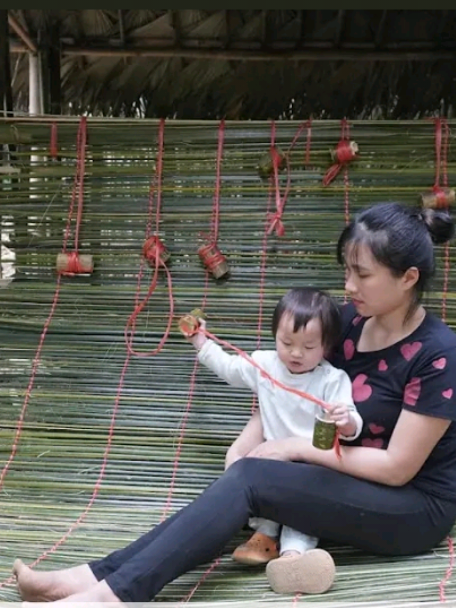 Single mothers create handmade sleeping mats - bamboo #construction #bamboohouse #building #singlemom #singlemomconstruction #life 