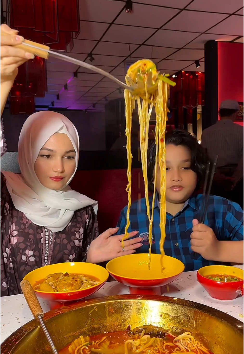 Hotpot ki cravings ko pura kr dia 😍 do lemme know knsa hotpot Karachi mai best hai? #foryou #foryoupage #viral #viralvideo #viraltiktok #tiktok #onthis#hotpot #chinesefood #trending #trendingvideo #trendingtiktok #goviral #goviraltiktok #food #foodtiktok #repost 